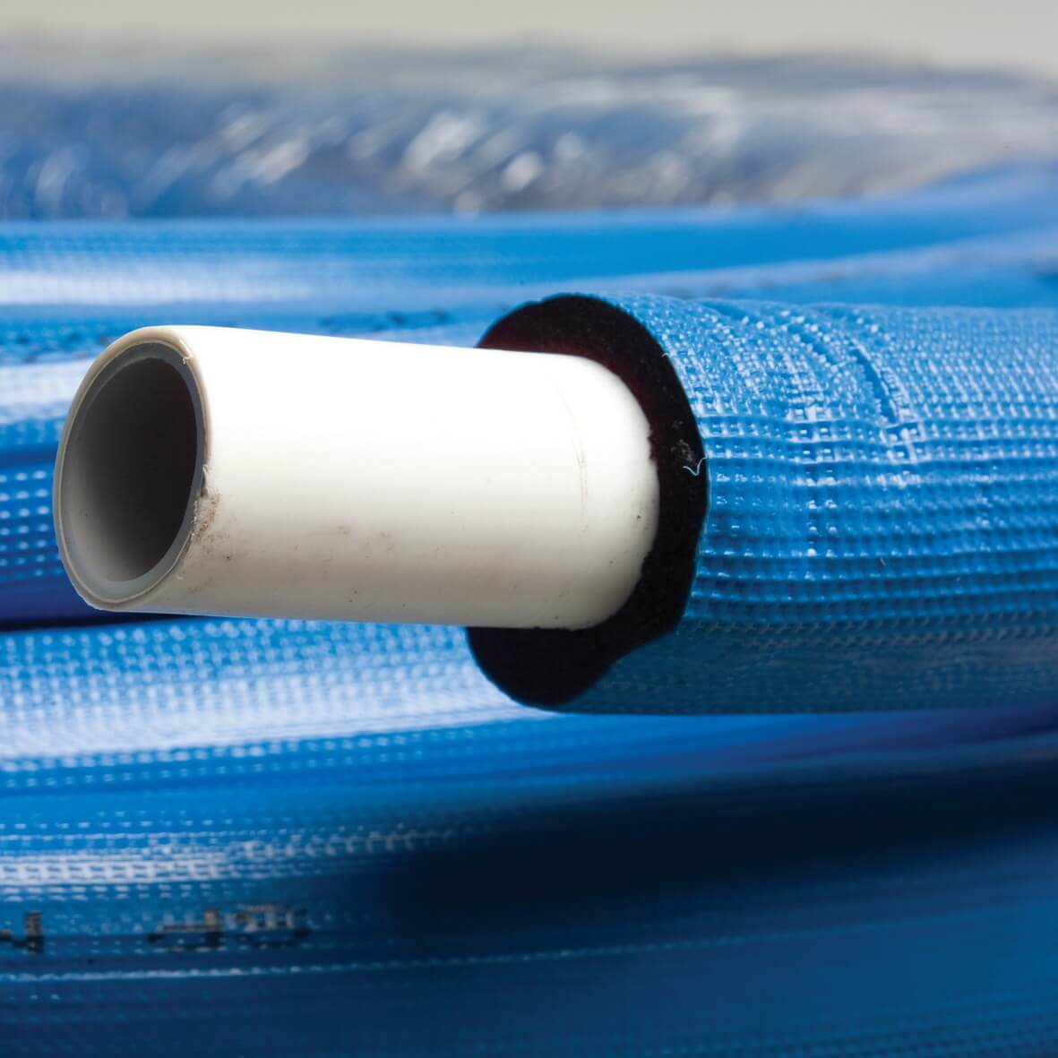Isoliertes Druckrohr PE-Xb/AL/PE-Xb 25 mm x 2,5 mm Glatt 10bar Weiß 50m KIWA Mantel Blau